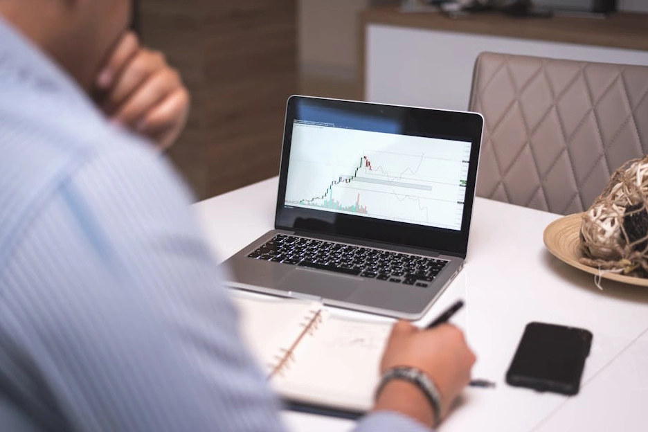 Espacio de trabajo futurista con dashboards de analítica de marketing